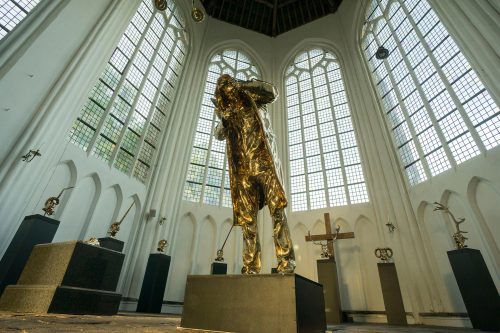 Kunstenfestival Aardenburg 2017 - Kunstenaars - Jan Fabre - De man die het vuur aansteekt (vooraan) en Hoofdstukken (achteraan) - © Foto Wietse Jongsma