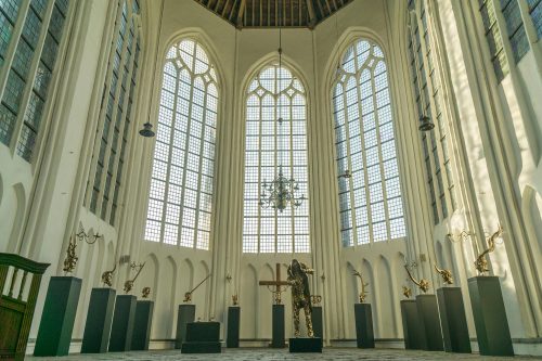 Kunstenfestival Aardenburg 2017 - Kunstenaars - Jan Fabre - De man die het vuur aansteekt (vooraan) en Hoofdstukken (achteraan) - © Foto Wietse Jongsma