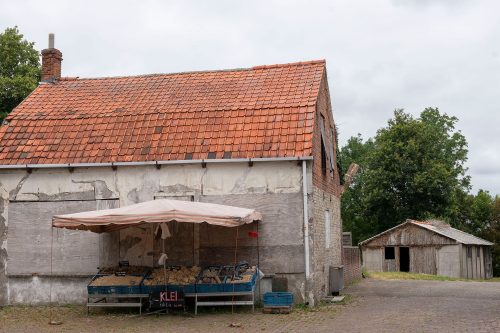 Kunstenfestival Aardenburg 2019 - Kunstenaars - Kasper De Vos - Marktkraam - Eigen Klei - © Foto Wietse Jongsma
