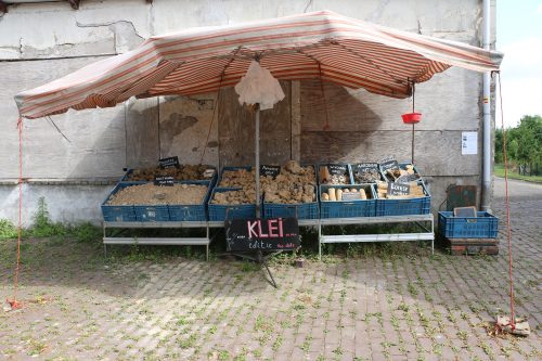 Kunstenfestival Aardenburg 2019 - Kunstenaars - Kasper De Vos - Marktkraam - Eigen Klei - © Foto Herjan Verbeek